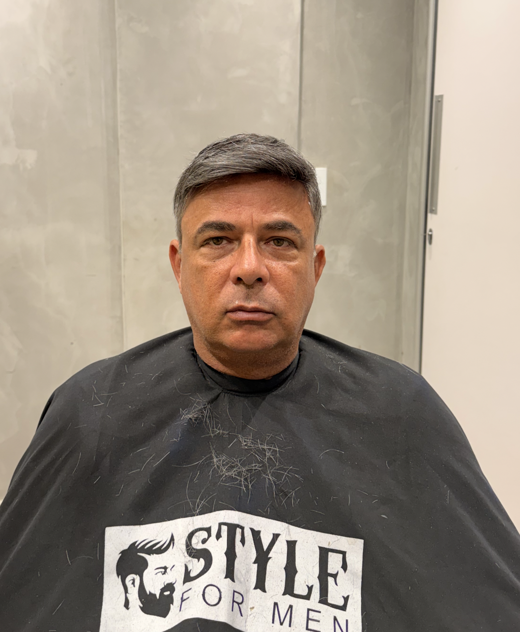 Acabamento de prótese capilar masculina